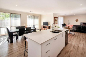 Duke Cottage - pet friendly near beach.